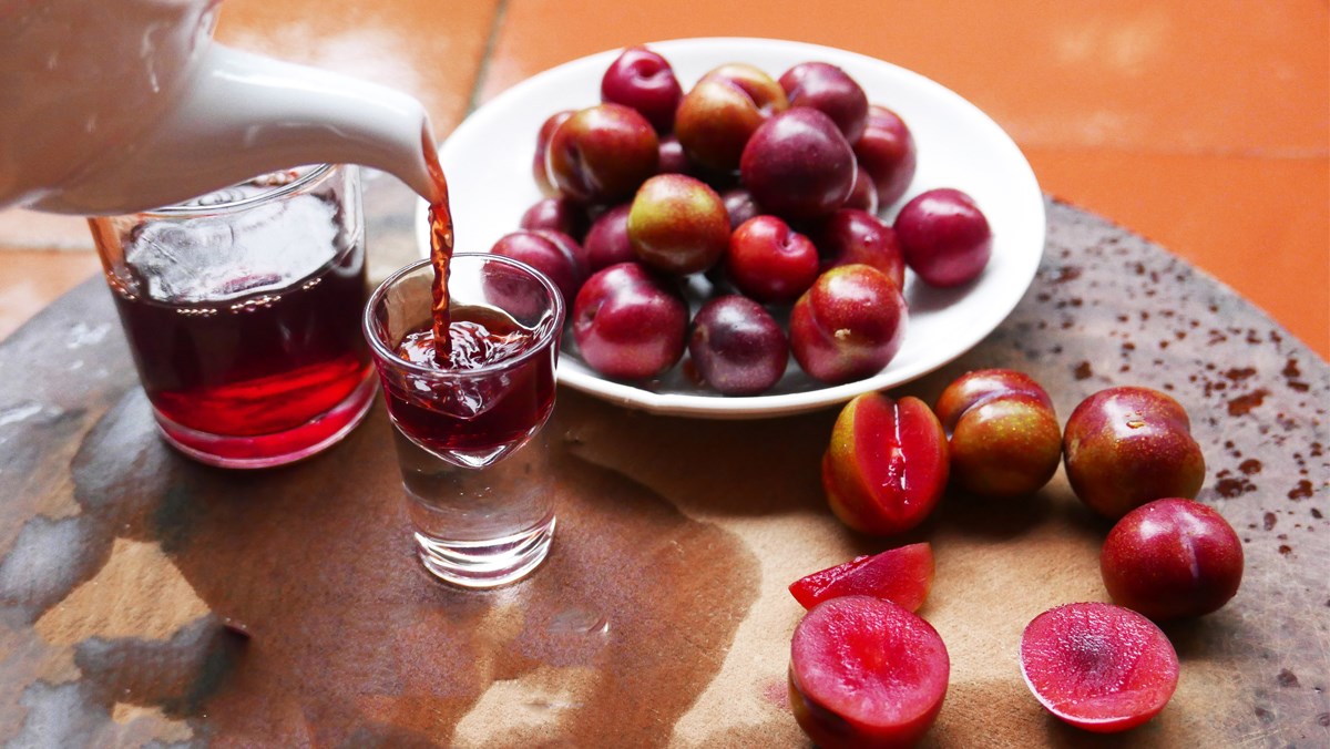 2 Cách ngâm rượu mận thơm ngon, đơn giản tốt cho sức khỏe ngay tại nhà